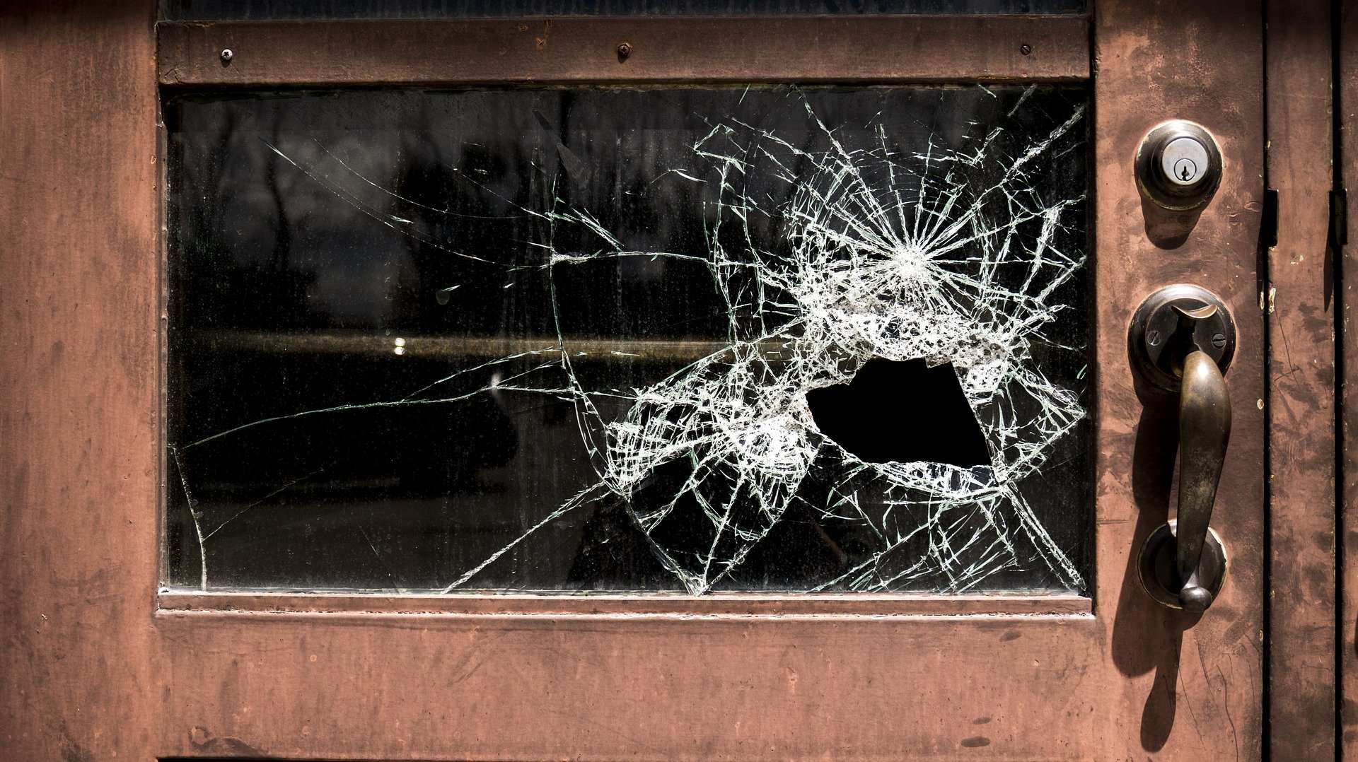 Hammer breaking a window but Not shattering